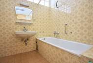 Stadtnah wohnen, individuell gestalten: 3-Zimmer-Sanierungsobjekt mit Südloggia