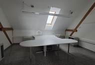 Moderne Geschäftsfläche mit Empfangsbereich und separatem Zimmer