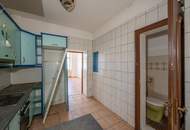 **Hannovermarkt** Renovation Opportunity: 3-Room Period Apartment with Approved Balcony and Airbnb Potentia