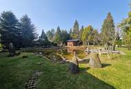 TRAUMHAFTER BUNGALOW FÜR ZWEI PERSONEN SAMT NEBENGEBÄUDE FÜR HOBBYRAUM, PARKÄHNLICHEM GARTEN MIT SCHWIMMTEICH ALS NATURPOOL DIREKT AN FELDER DER REGION ANGRENZEND