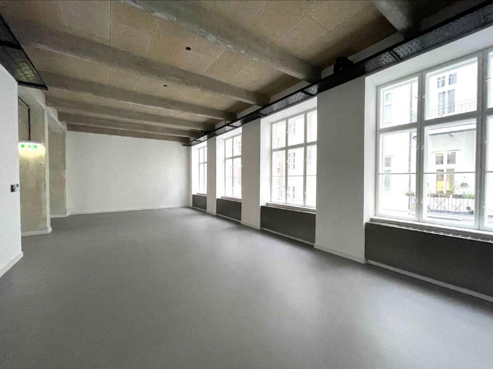 Urban Chic trifft Kreativität: Frisch saniertes Loftatelier beim Spittelberg