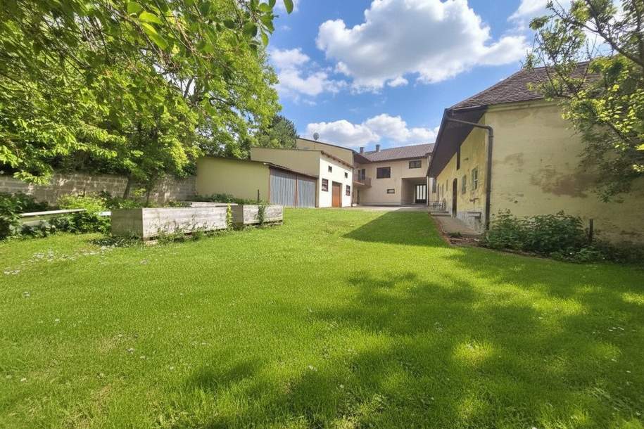 Großzügige Liegenschaft auf 4.361 m² Bauland – zwei Wohneinheiten, großer Garten, Nebengebäude und idyllischer Innenhof, Haus-kauf, 499.000,€, 2020 Hollabrunn