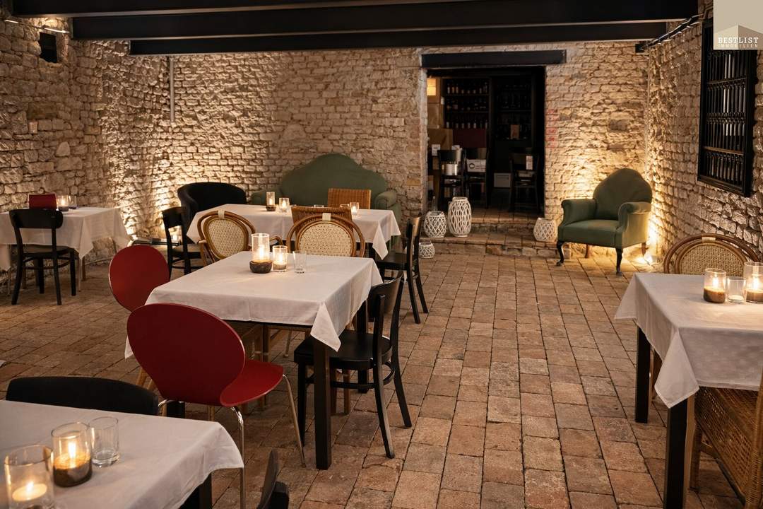 Außergewöhnliches Geschäftslokal mit charmanten Keller