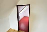 Schöne helle Dachgeschosswohnung in zentraler Lage