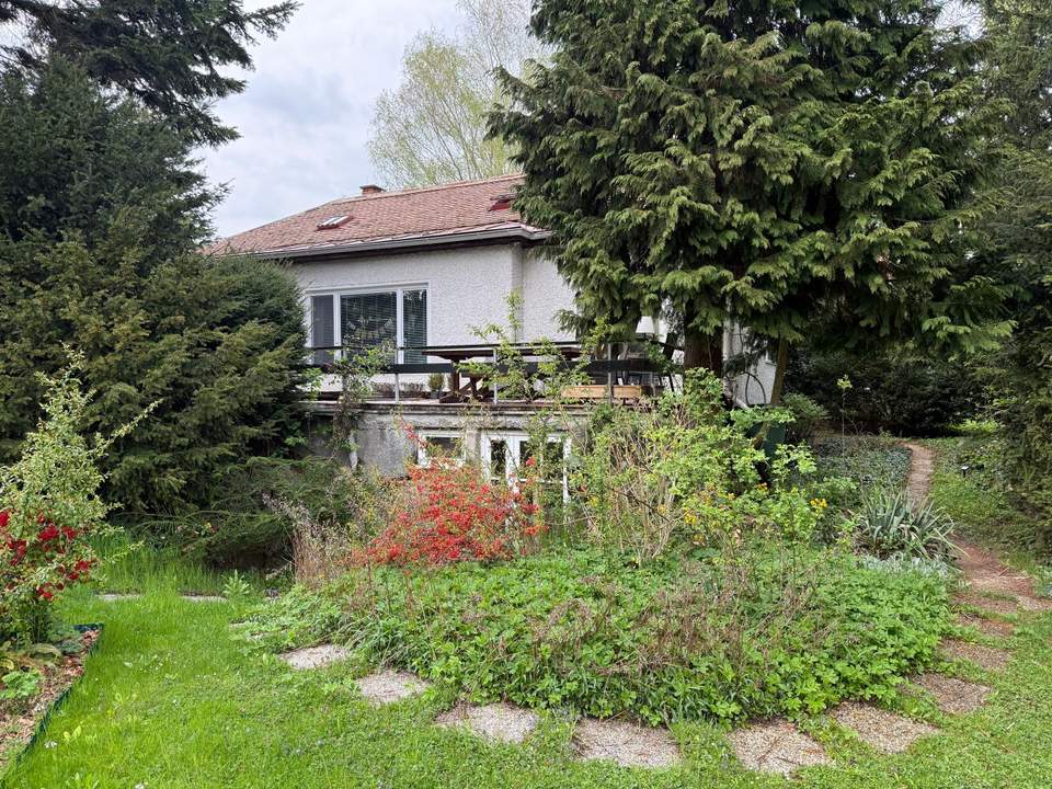 TEILUNTERKELLERTER BUNGALOW MIT POOL UND SCHÖNEM GRÜNBLICK