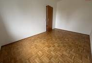 Seltene Gelegenheit in begehrter Lage! Gemütliche 2-Zimmer Wohnung mit bodentiefen Fenstern, praktischem Abstellraum UND kostengünstigem Parkplatz direkt vor der Haustüre!