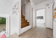 Ein Haus, viele Möglichkeiten | Großzügiges Zuhause mit zwei Wohnebenen und Ausbaureserve | 2 Küchen | Separate Eingänge | Garten mit viel Privatsphäre