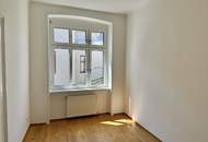 Neu sanierte Wohnung mit zwei Zimmern und großzügiger Wohnküche