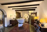 Eine Villa mit Wohnkultur, parkähnlichem Garten und Pool // A Villa of Distinction with Park-Like Garden and Pool //