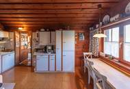 Romantisches, liebevolles Holzblockhaus in SONNIGER Lage mit schönen Ausblicken - GROSSES BAUGRUNDSTÜCK am Ortsrand!