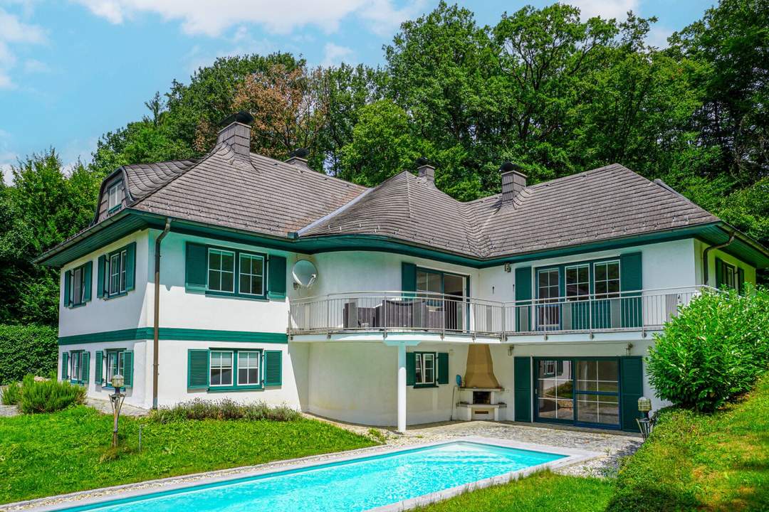 Repräsentative Villa mit Pool und Wellnessbereich in sonniger Waldrandruhelage