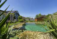 Mediterranes Wohngefühl im Weinviertel – Traumhaus mit Naturpool &amp; Weitblick