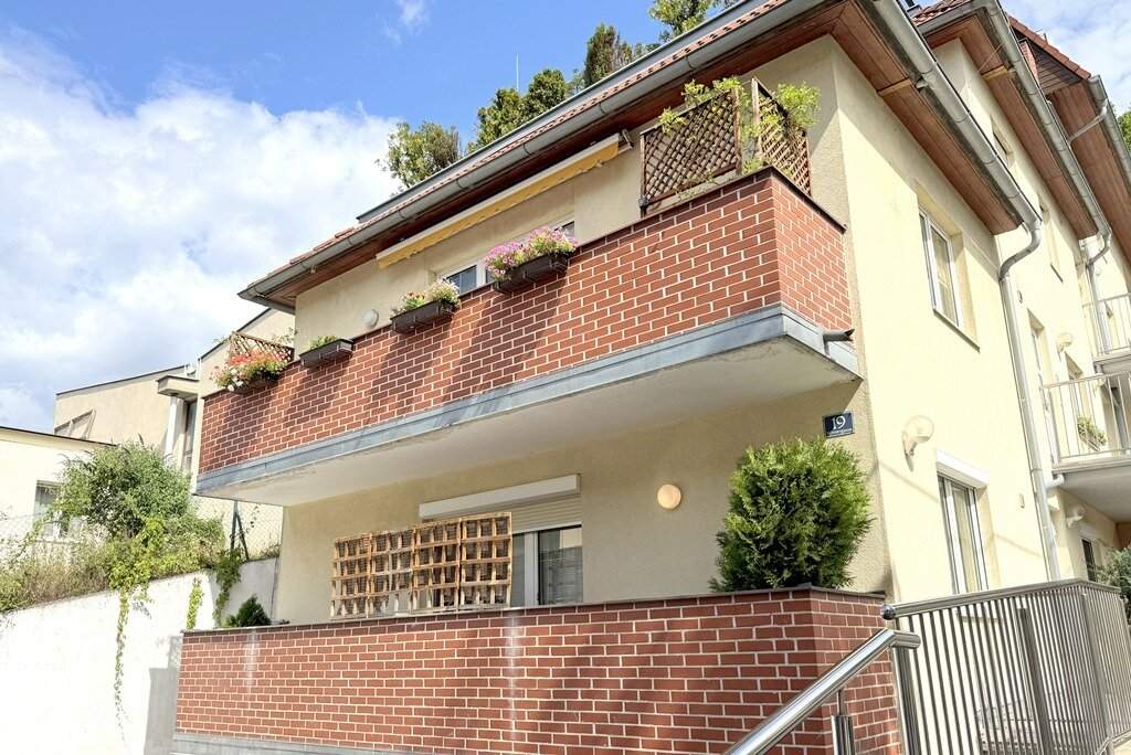 Neuwertig. Komfortabel. Mit Balkon. Mit privatem Patio. Im Zentrum.