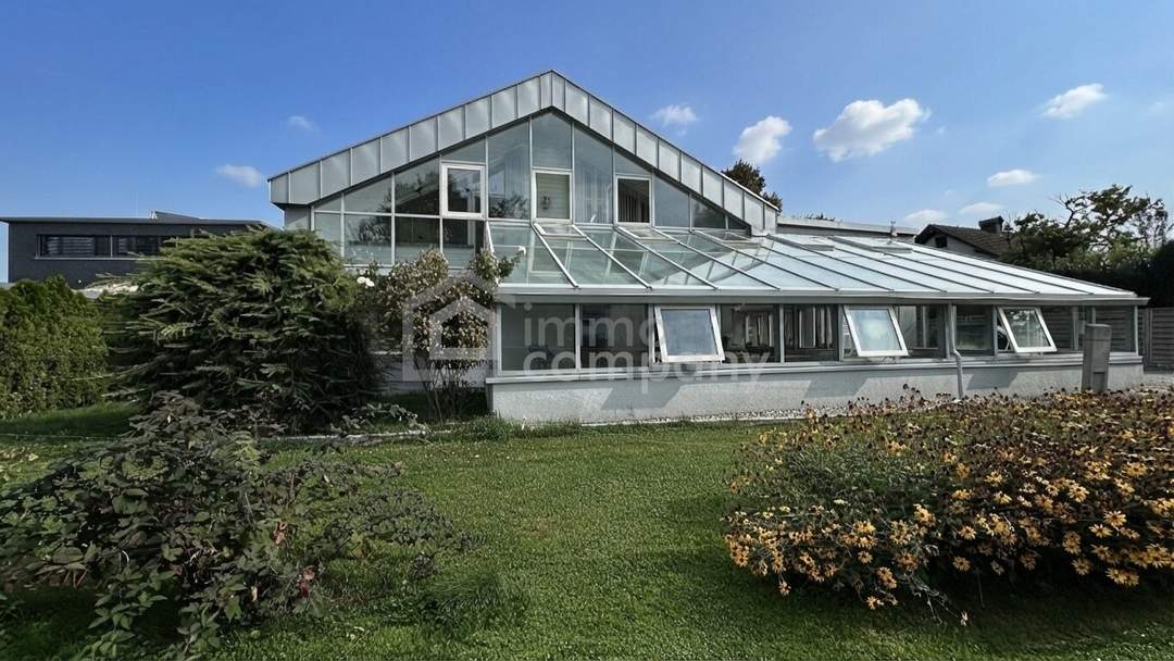 Sehr großes Einfamilienhaus mit Hallenbad/Schwimmbad, Massage-Badewannen, für eine größere Familie oder Paare, die sehr viel Bewegungsspielraum lieben.