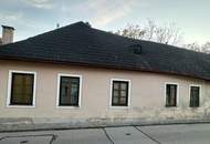 Ein Stück Geschichte mit Zukunft – sanierungsbedürftiges Haus in Traumlage gegenüber Schloss Hunyadi