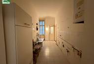 LEERSTEHENDE RENOVIERUNGSBEDÜRFTIGE WOHNUNG IN GEPFLEGTEM ALTBAU! LIFTBENÜTZUNG INKLUSIVE! SCHLAFZIMMER HOFSEITIG!