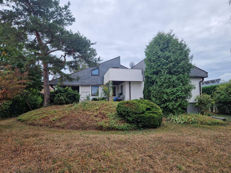 ARCHITEKTENWOHNJUWEL MIT PARKÄHNLICHEM GARTEN IN RUHELAGE MIT ALTBAUMBESTAND IM NAHBEREICH VON WIEN MIT HERVORRAGENDER INFRASTRUKTUR