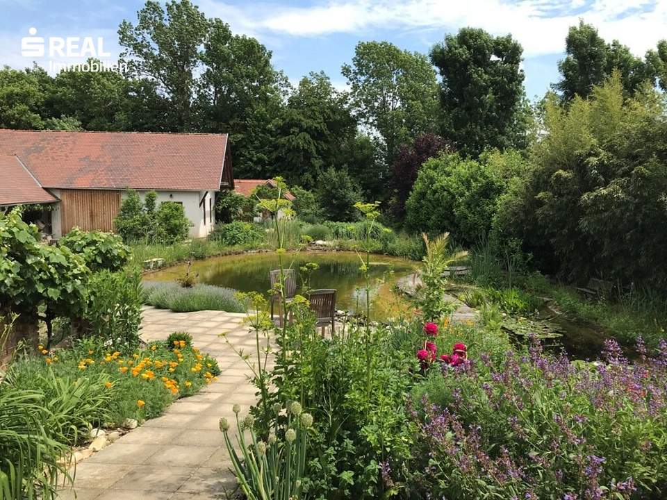 Gepflegte Dachgeschosswohnung mit gemeinsam nutzbaren Schwimmteich und großem Garten !