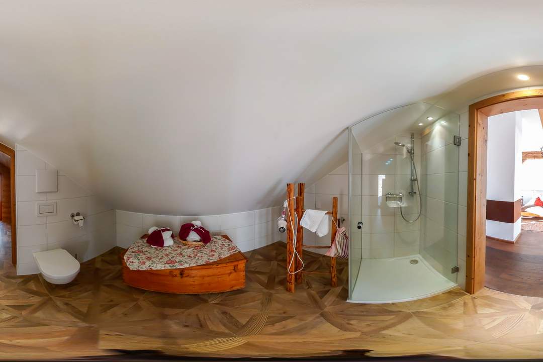 Luxuriöse Waldliegenschaft in idyllischer Lage bei Bad Goisern am Hallstättersee – Ruhe, Natur &amp; drei charmante Wohneinheiten in zwei Häusern