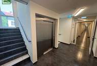 Hochwertige 2-Zimmer Wohnung mit smartem Grundriss und großem Eck-Balkon in Ruhelage nahe U3 Enkplatz! Ab Juni verfügbar!