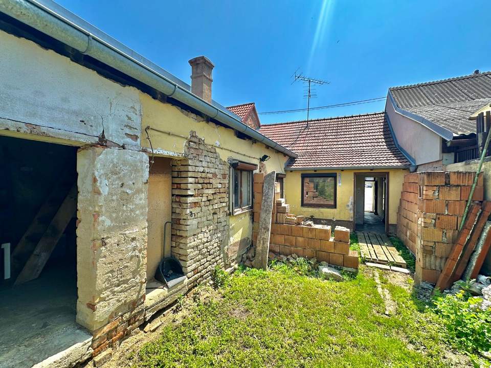 Stark sanierungsbedürftiges Landhaus - ideal für Handwerker!