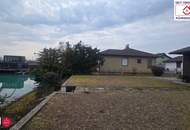 Seegrundstück mit eigenem Steg - machen Sie es zu Ihrem Wohntraum! (aktuell mit kleinem Gartenhäuschen)