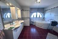 Tolles Zweifamilienhaus mit Einliegerwohnung, sonniger Terrasse, Keller, Doppelgarage und Pool!