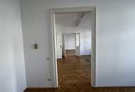 1060! BÜRO mit kleiner Cafeterrasse direkt auf die Mahü!