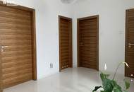 Luxuriöses Wohnen: Designhaus mit Garten, Pool und geräumiger Garage