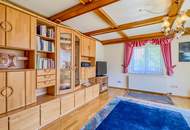 Großzügiges Wohnhaus am Dorfrand mit Nebengebäude