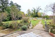 Großes Zweifamilienhaus, unterkellert auf teilbarem Grundstück und Entwicklungspotenzial in Ruhelage