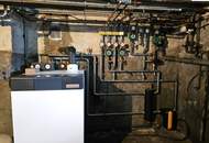 Wohnhaus mit 2.200m² großem Grundstück, Halle und Garagen