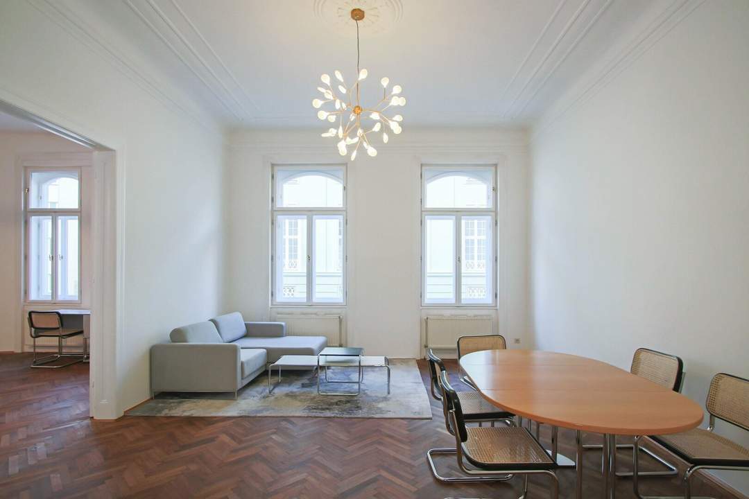 Repräsentatives Wohnen im Stilaltbau mit Balkon