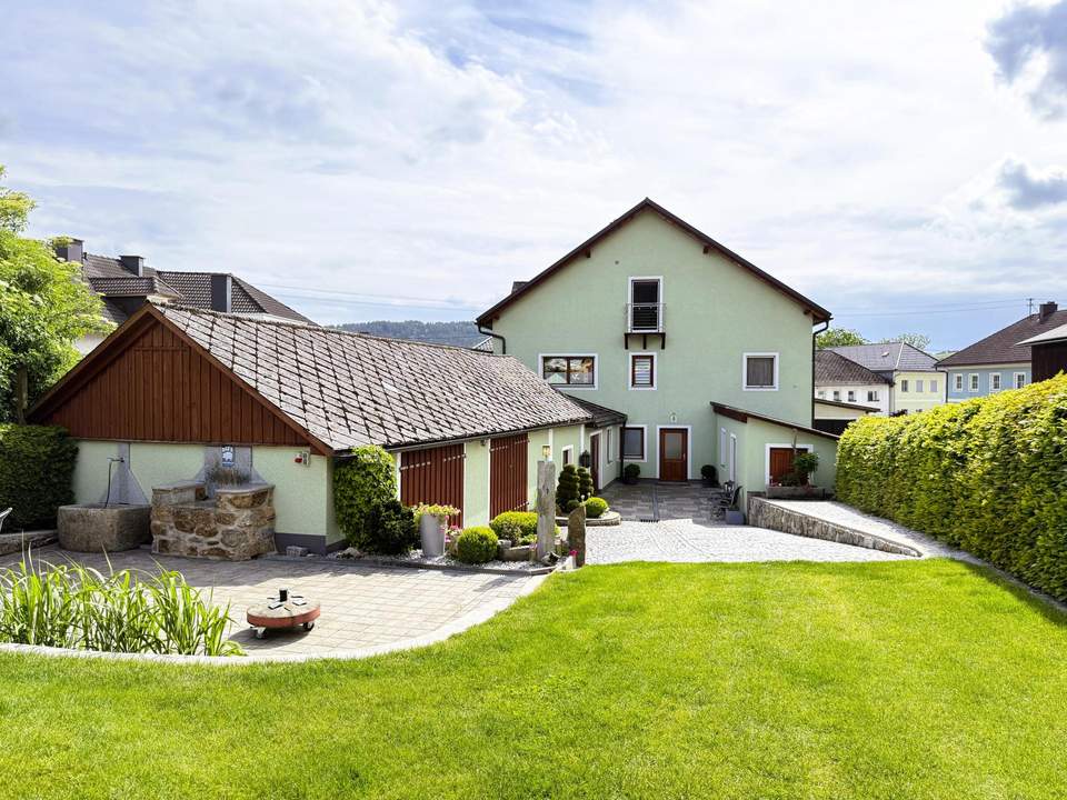 Landleben mit Stil: Zwei Häuser, Pool, 4ha Wald und Wiesen