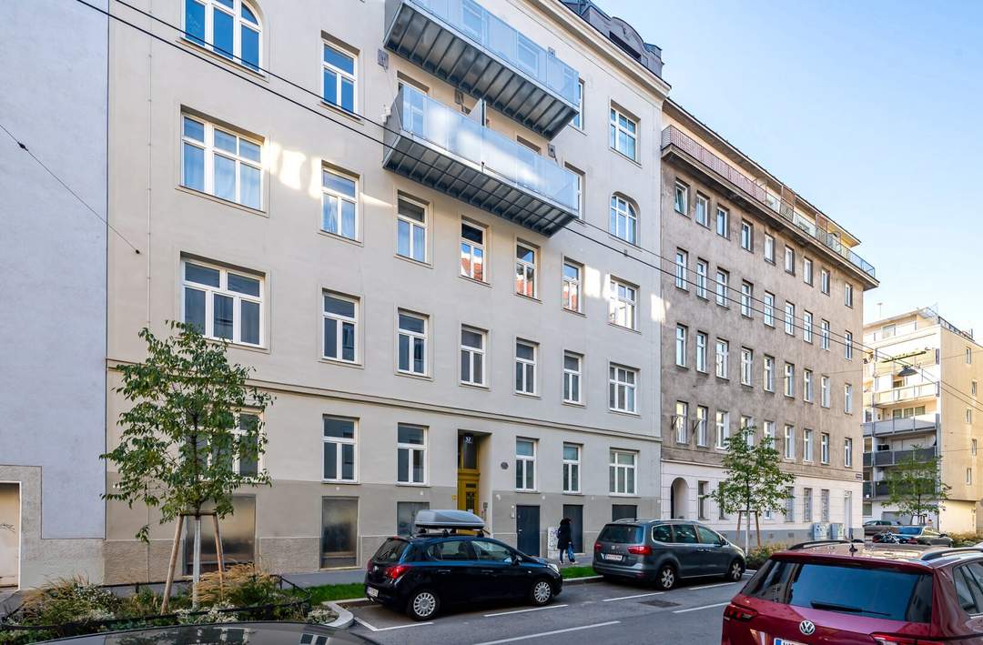 ** Sanierungsbedürftige 2-Zimmer-Altbau Wohnung mit Balkon in hofseitiger Lage - guter Lage **