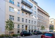 ** Sanierungsbedürftige 2-Zimmer-Altbau Wohnung mit Balkon in hofseitiger Lage - guter Lage **