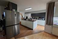 Gebäude mit Lager, großem Grundstück, Tankstelle und Wohnung in bester Lage (Provisionsfrei)