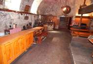 Historisches Gebäude mit großen Weinkeller mit Gewölbe im Zentrum von Perchtoldsdorf