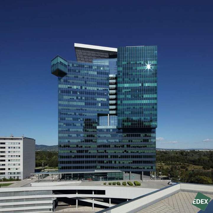 Modernes Büro mit Balkon im Saturn Tower