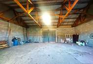 Solides Einfamilienhaus mit Garten und großer Halle