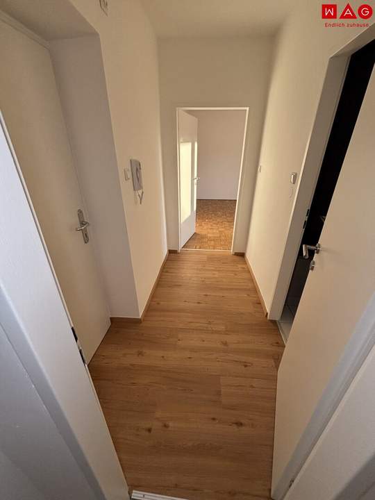 Heute einziehen und erst ab April bezahlen! Lichtdurchflutete 1-Zimmer-Wohnung mit optimaler Raumaufteilung – komfortabel, leistbar und mitten im Grünen! Mit praktischem Abstellraum, Aufzug und hellem Badezimmer!