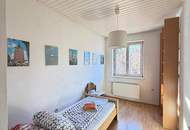 Charmantes Zweifamilienhaus mit zwei separaten Eingängen, kleinem Garten und attraktivem Sanierungspotenzial!