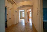 Sanierungsbedürftige 2-Zimmer-Wohnung in Saggen mit Entwicklungspotenzial