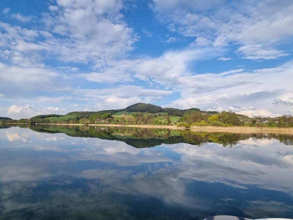 Seegrundstück mit Steg, Boje & Weinfass-Schlafplatz – direkt am Obertrumer See!