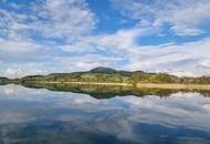 Seegrundstück mit Steg, Boje & Weinfass-Schlafplatz – direkt am Obertrumer See!