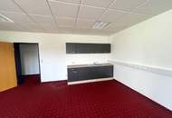 Exklusiver und freistehender Firmenstandort mit Büro, Lager und Stellplätzen zu mieten.