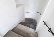 Stark reduziert - Stylischer Wohntraum im Dachgeschoss! Frisch saniert + Ruhelage + Traumhaftes Altbauhaus + Hofseitige Terrasse + U-Bahn ums Eck + Beste Infrastruktur und Anbindung!