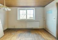 Sanierungsbedürftiges Wohnhaus mit Nebengebäuden