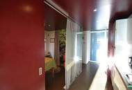 Flexibel gestaltbares Büro mit großen Glasfronten am Donaukanal