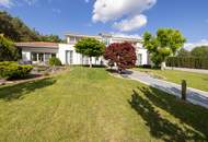 Villa voll unterkellert mit Poolhaus in absoluter Ruhelage